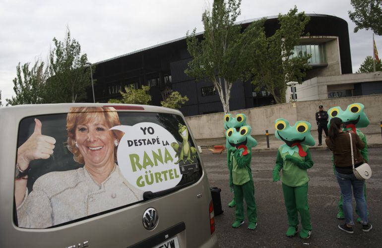 Así ha sido el esperpéntico recibimiento a Esperanza Aguirre en los juzgados