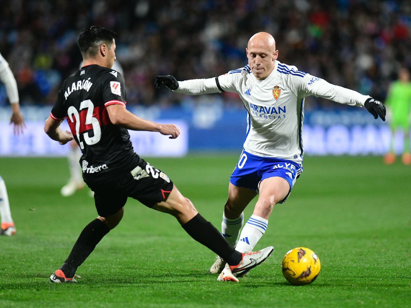 Mollejo regatea a Alarcón en el partido jugado en La Romareda