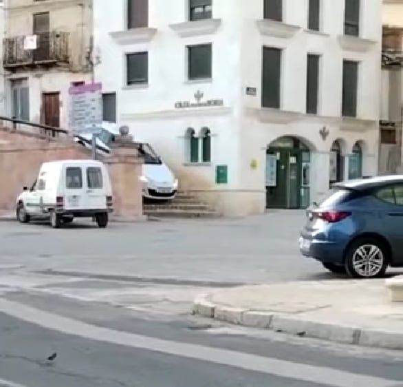 Captura de pantalla del vídeo donde se aprecia la maniobra antirreglamentaria del vehículo bajando por las escalinatas peatonales en Langa de Duero