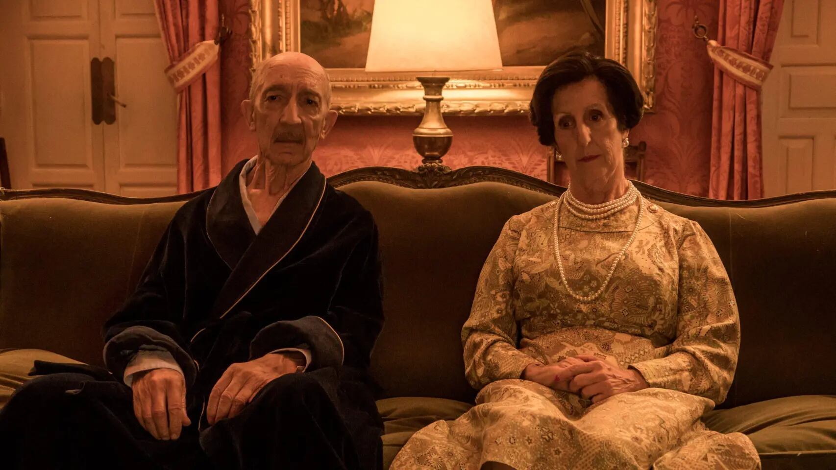 Javier González Gámez en el papel de Franco junto al personaje de su esposa, Carmen Polo