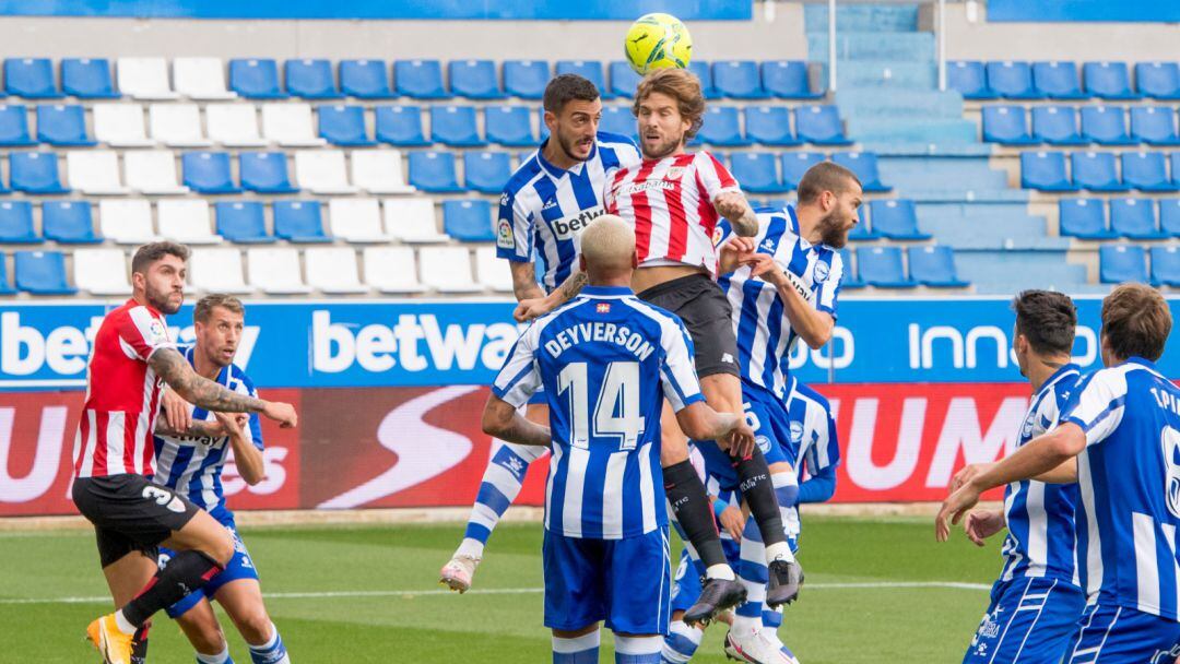 Iñigo Martínez pelea un balón ante varios jugadores del Alavés