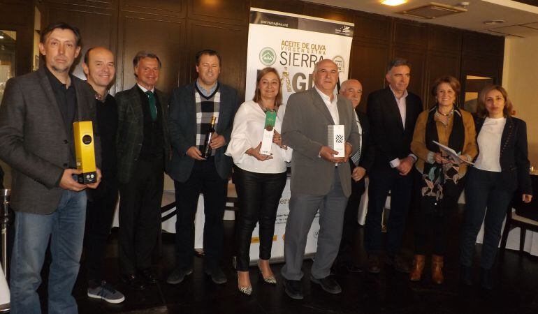 Foto de familia con autoridades, jurado y representantesw de las empresas premiadas