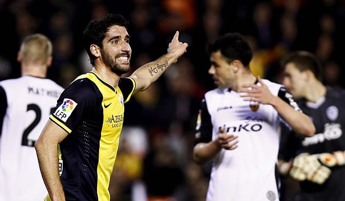 Raúl García, goleador del Atlético en Mestalla, gesticula durante el partido