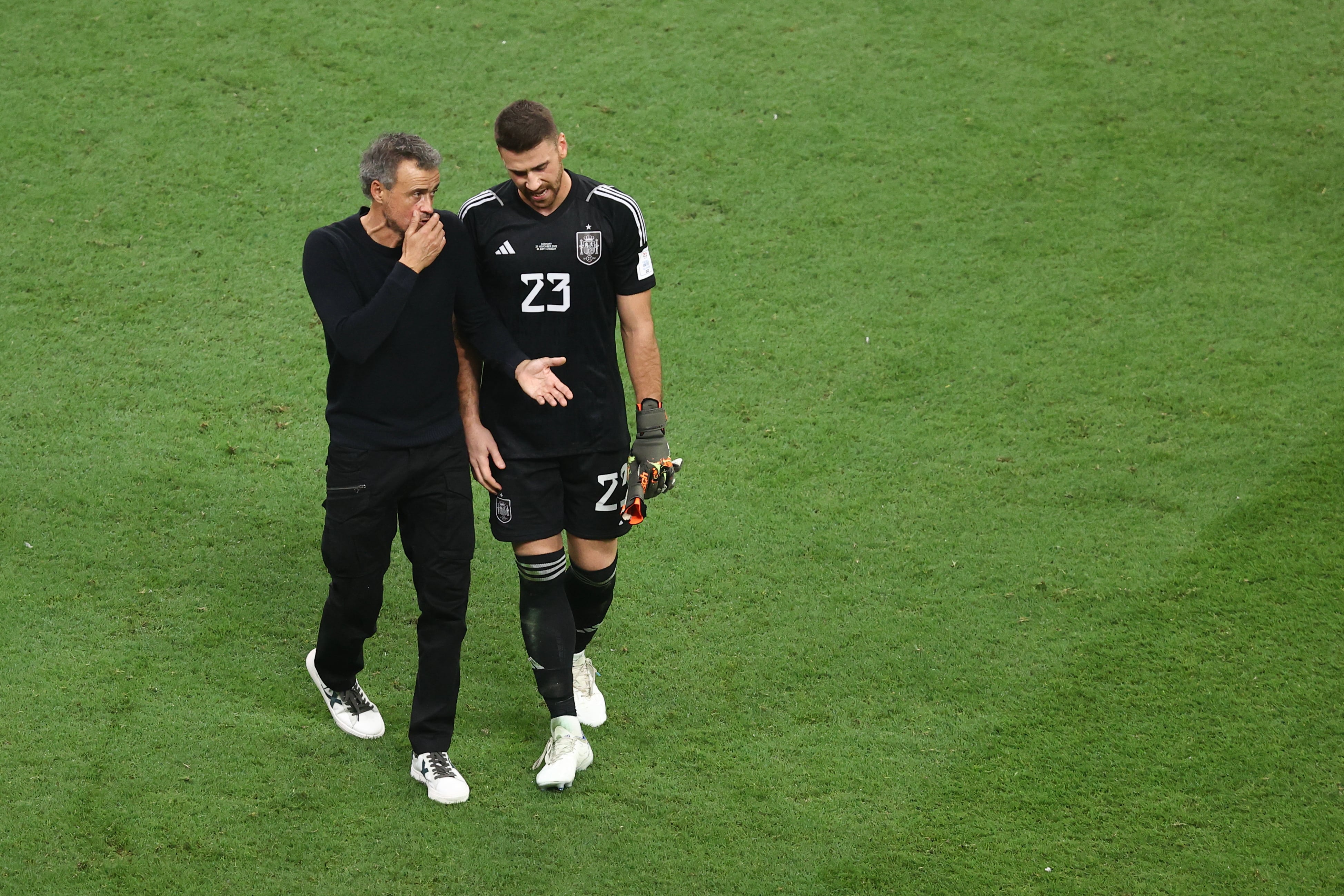 Luis Enrique conversa con Unai Simón tras el partido entre España y Alemania, perteneciente a la fase de grupos del Mundial de Qatar 2022