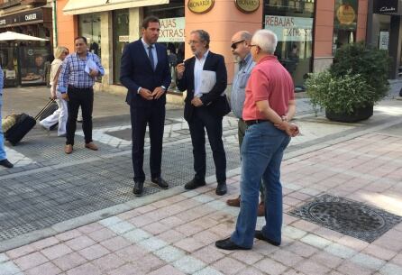 Óscar Puente y Manuel Saravia durante la visita a las obras de la calle Regalado