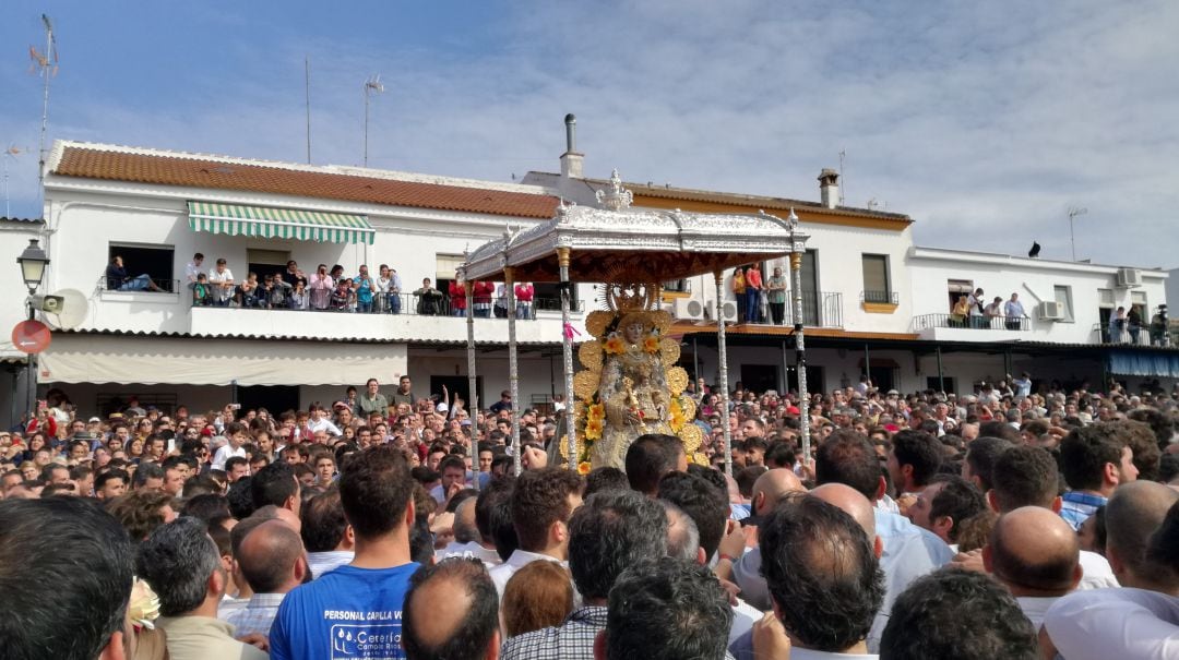 La Virgen del Rocío, en procesión durante la última romería.