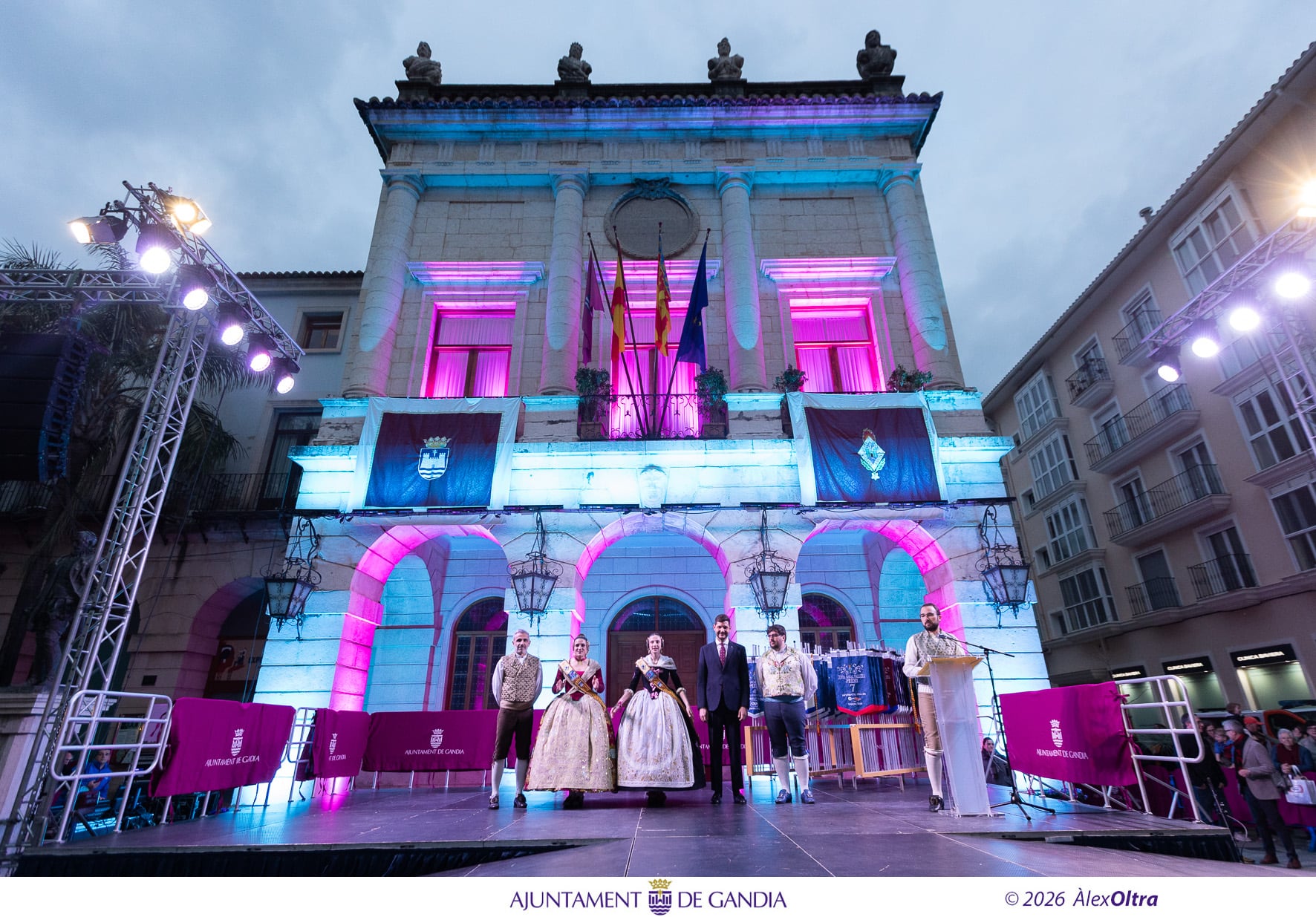 Las falleras Mayores de Gandia junto al alcalde José Manuel Prieto, el delegado de Fallas Adrià VIla y el president de la Federació de Falles, Farncisco Martínez.
