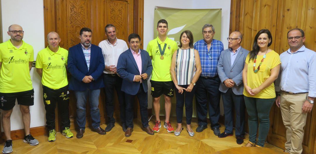 Antonio Pérez (centro), junto al presidente de la Diputación, Francisco Reyes, familia y cuerpo técnico del Jaén Paraíso Interior.