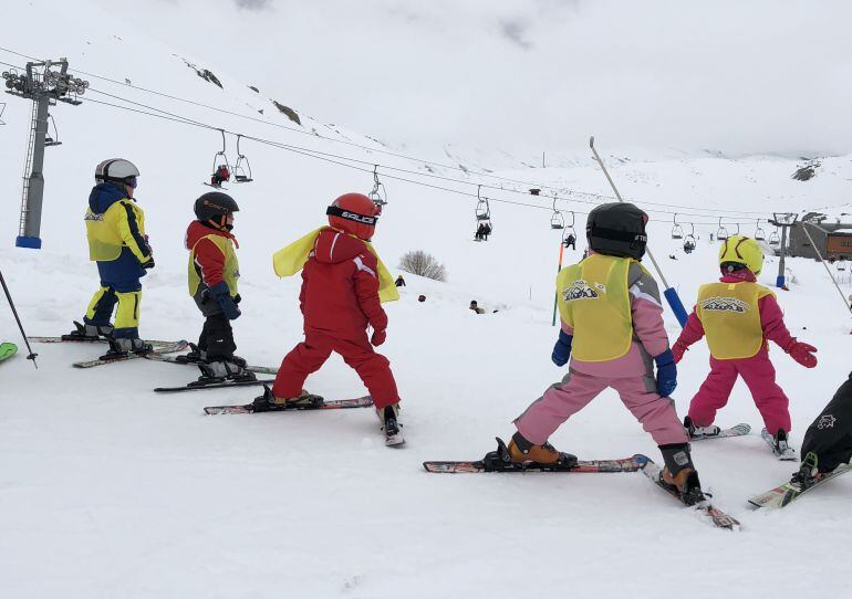 Cientos de niños se han iniciado en la práctica de los deportes de invierno esta temporada en San Isidro y Leitariegos