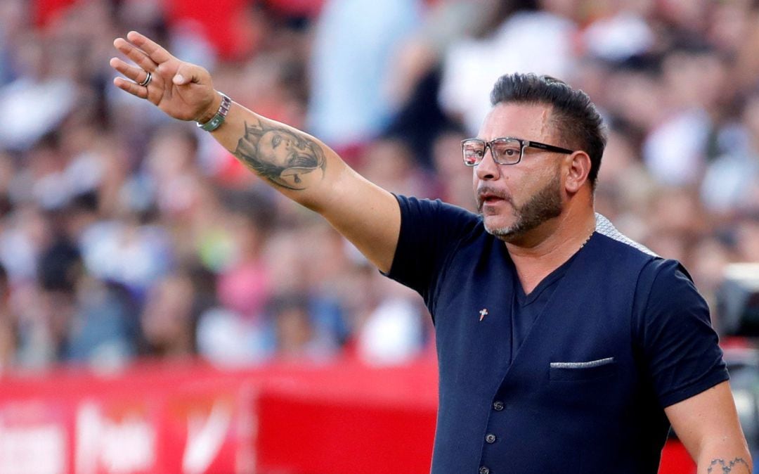 Antonio Mohamed dirigiendo al Celta en Sevilla