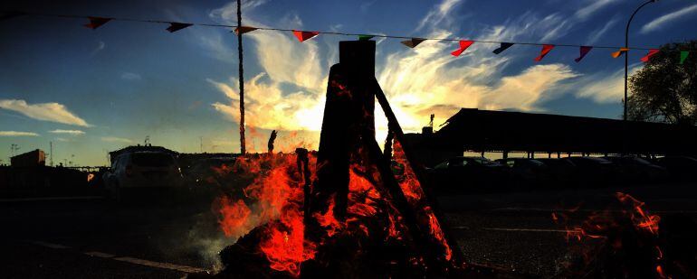 Hoguera en el paseo de la Estación en Cuenca capital.