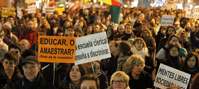 Manifestación en Madrid convocada por la Plataforma Estatal por la Enseñanza Pública contra los recortes y la reforma educativa.