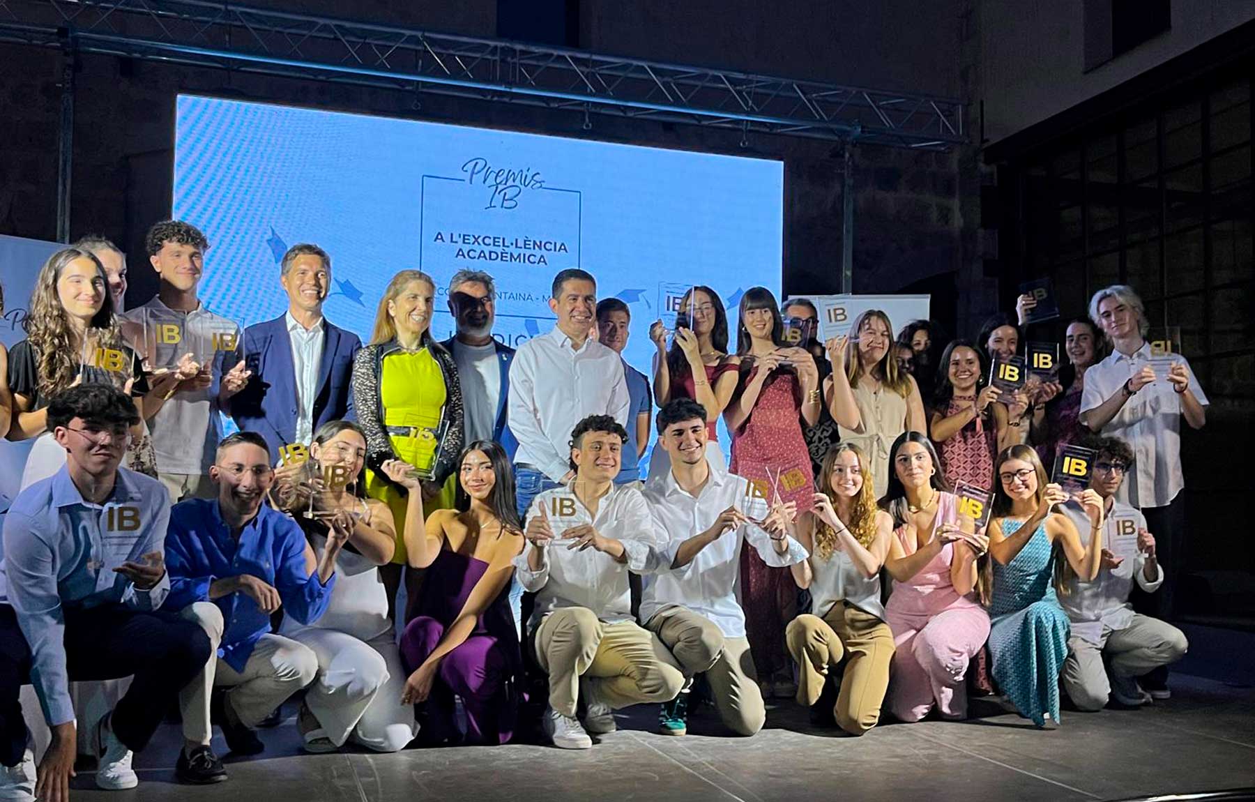 Foto de familia final con los 21 premiados, Iñaki Berenguer, Nuria Oliver y las autoridades