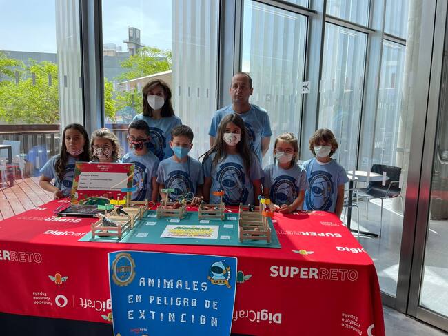 Grupo de segundo con la maqueta de su trabajo 'Animales en peligro de extinción'