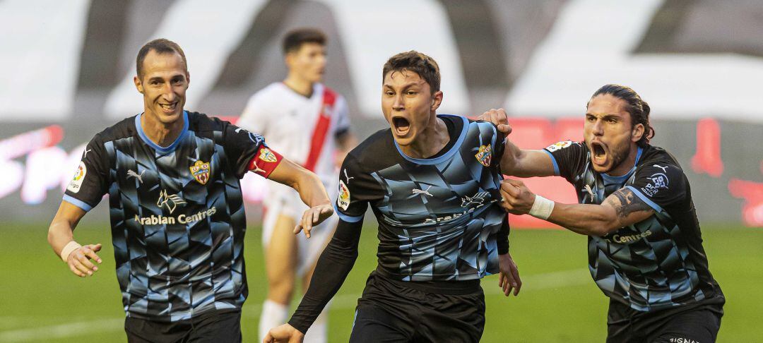 Petrovic, Cuenca y Mendes celebrando el gol ante el Rayo.