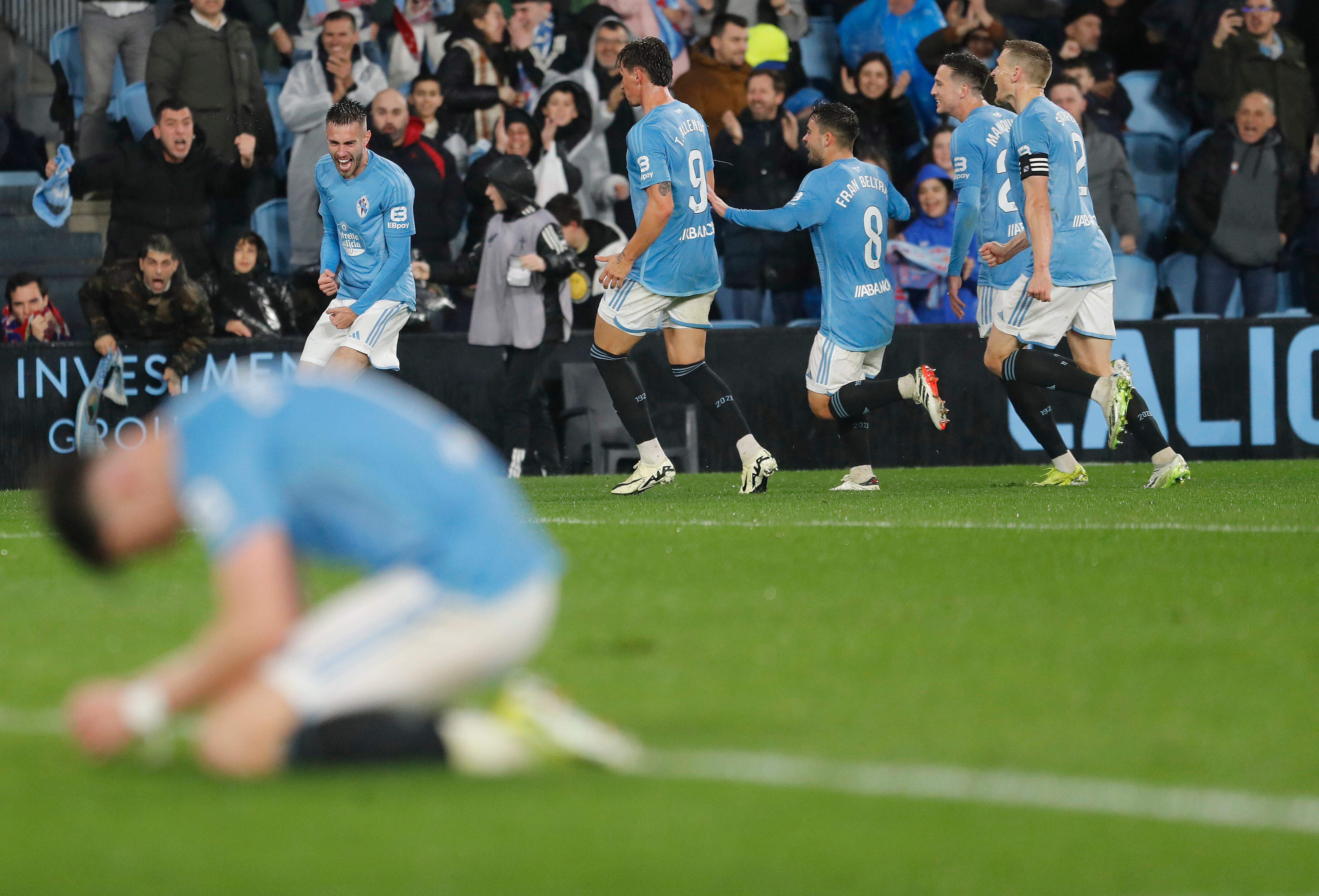 VIGO (PONTEVEDRA), 01/03/2024.- Los jugadores del Celta celebran el primer gol del equipo gallego conseguido por Óscar Mingueza (i) durante el encuentro correspondiente a la jornada 27 en Primera División que Celta de Vigo y UD Almería disputan hoy viernes en el estadio de Balaídos, en Vigo. EFE / Salvador Sas.
