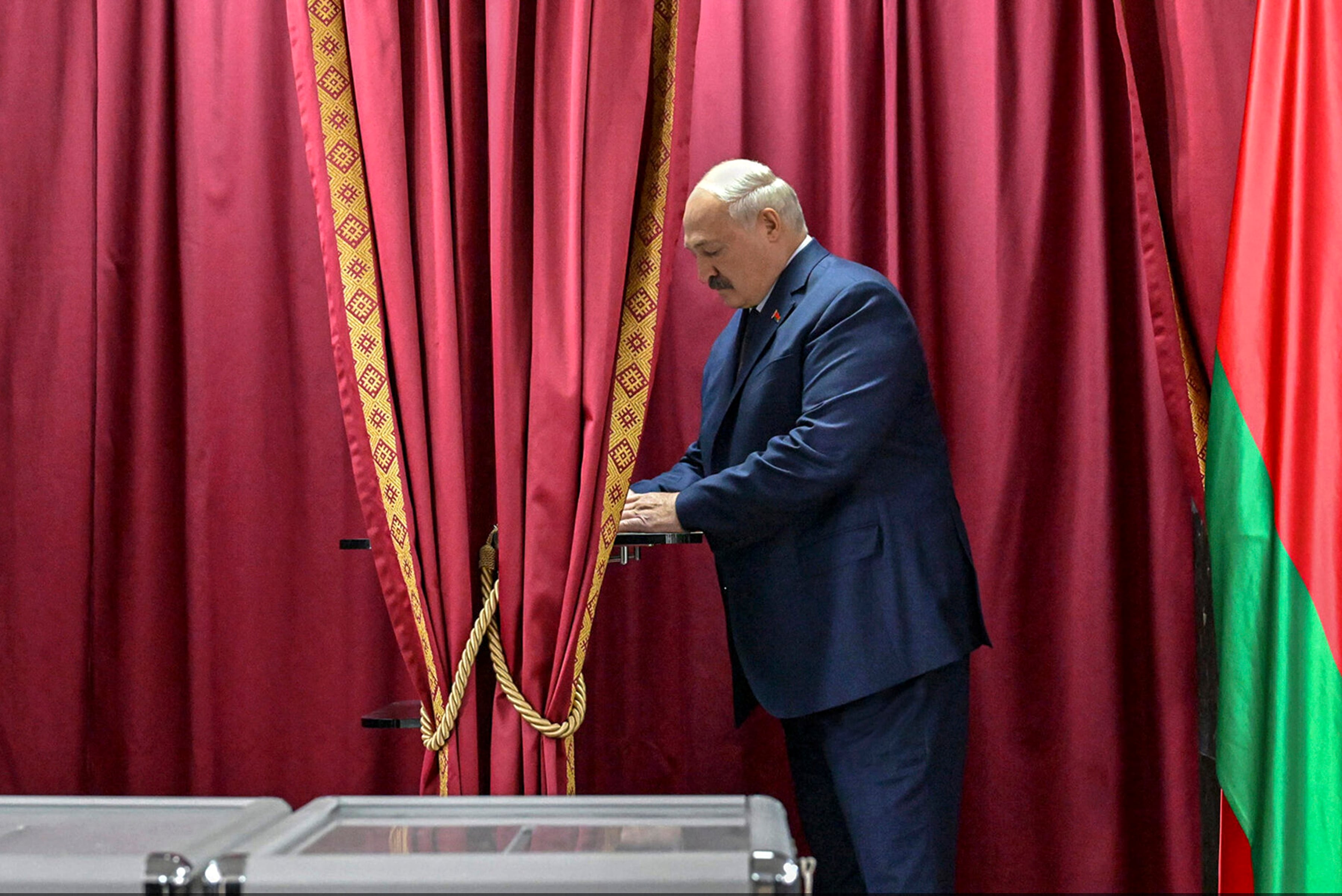 Alexander Lukashenko votando en Minsk en las elecciones de este domingo