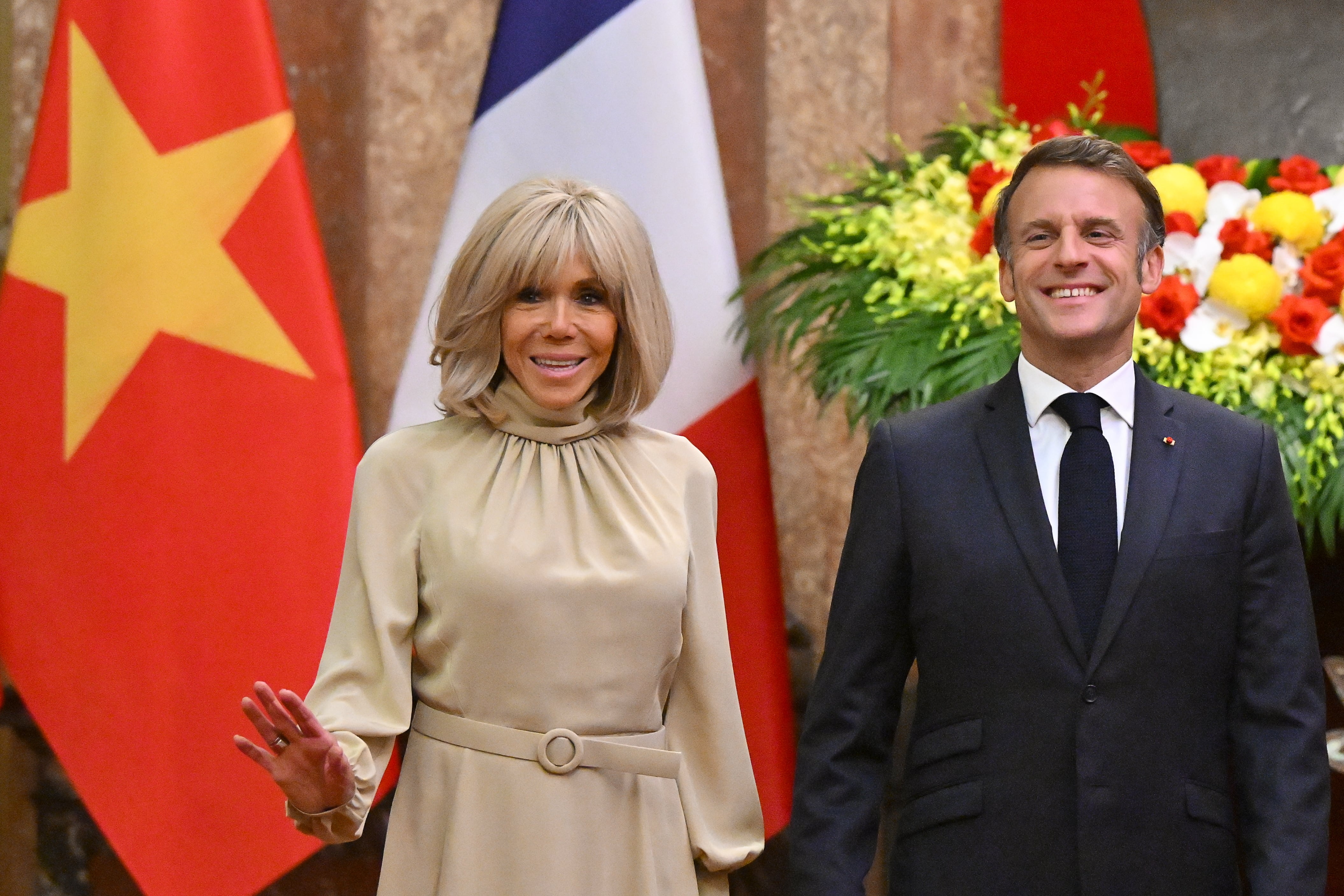 El presidente francés, Emmanuel Macron, junto a su mujer, Brigitte Macron, en Hanoi (Vietnam), el pasado 26 de mayo.
