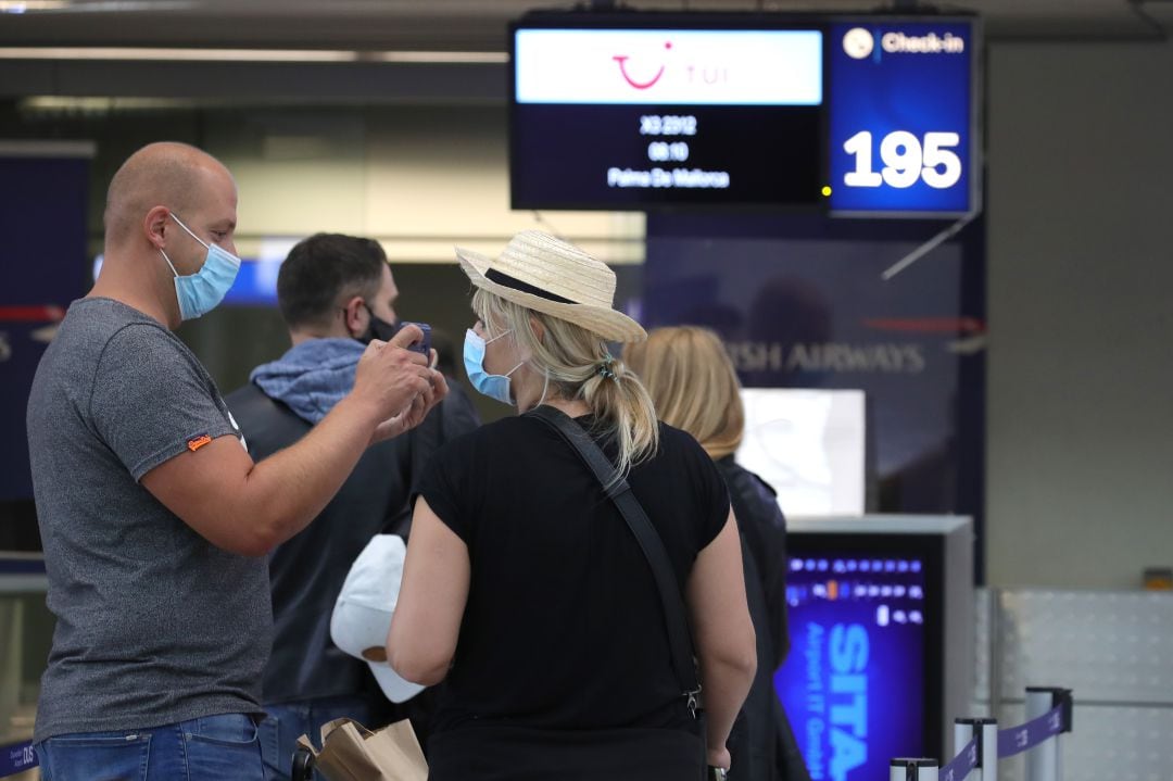 Turistas en el aeropuerto de Palma