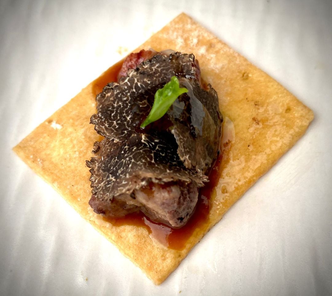 Canapé de tuétano trufa en pan de cristal: un aperitivo ideal para las comidas navideñas.