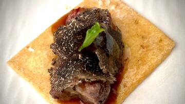 Receta de aperitivo: canapé de tuétano y trufa en pan de cristal