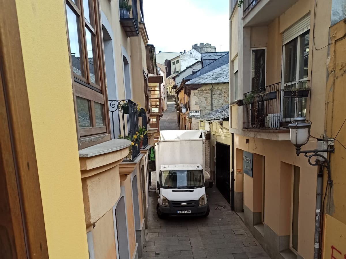 Una camioneta se queda atascada en la calle del Rañadero