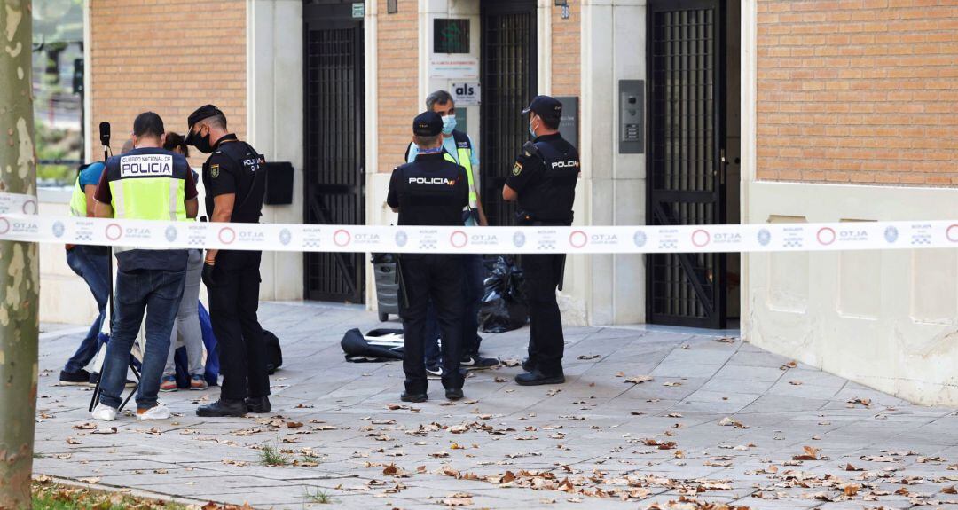 La policía reúne evidencias en el portal donde un hombre de 68 años ha muerto este martes en un edificio de Murcia en la calle Infanta Cristina a consecuencia de varias heridas de arma blanca
