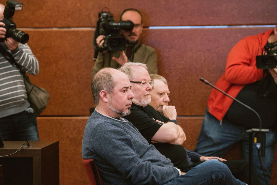 El exdirector del área arqueológica, Eliseo Gil, junto a los otro dos acusados, Ruben Cerdan y Oscar Escribano