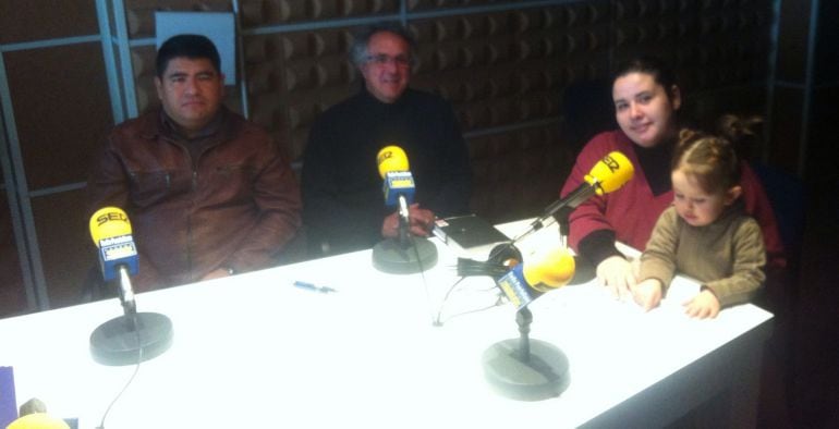 Miembros de la PAH en los estudios de Radio Puertollano Cadena SER