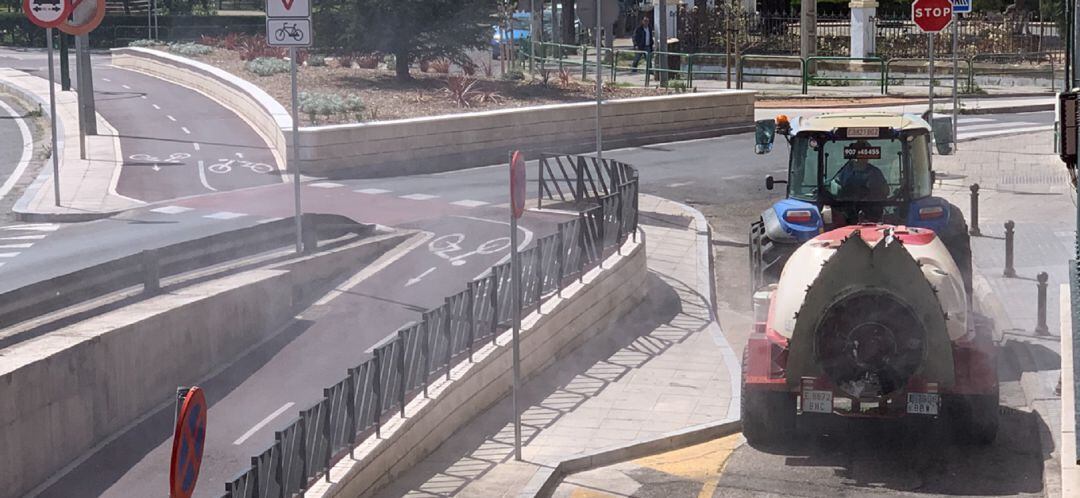 Un tractor de Asaja desinfecta en la zona de Puerta Nueva