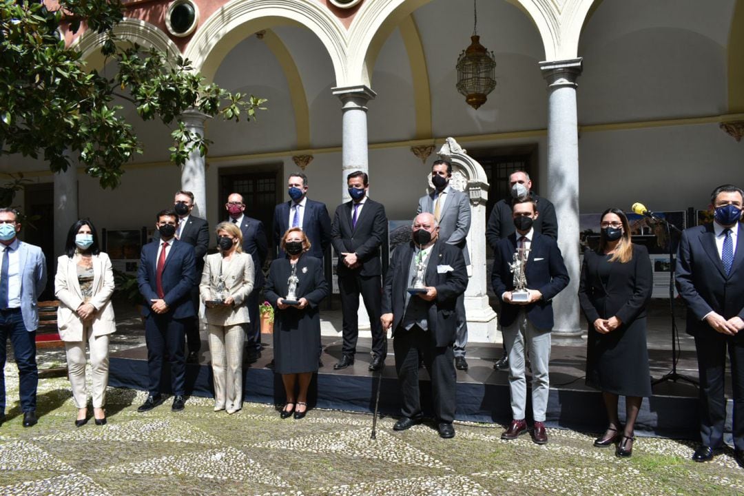 Foto de familia tras la entrega de los Premios Nazareno 2021 celebradad en el patio del Ayuntamiento de Granada