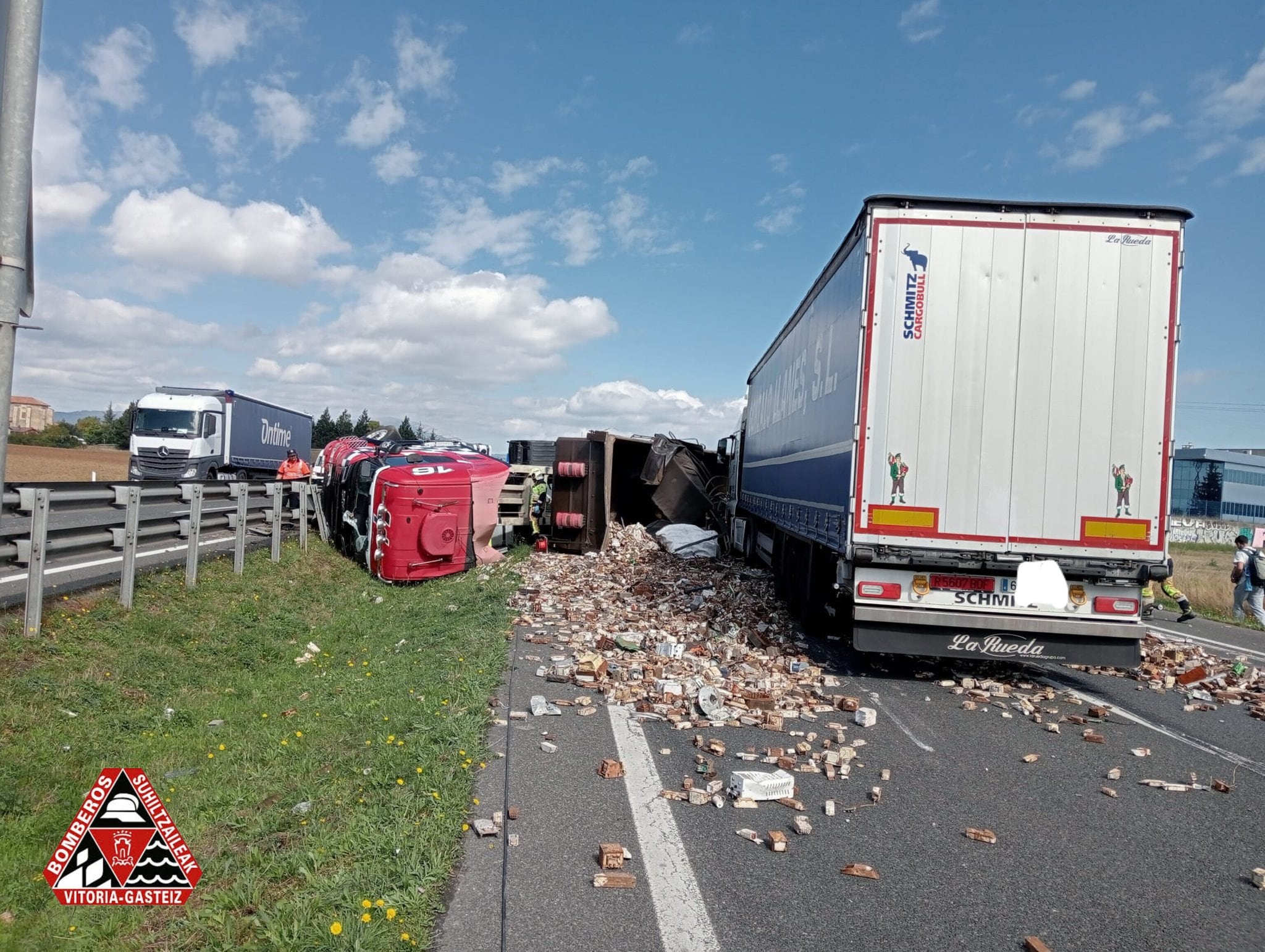 El tráiler ha volcado ocupando los dos carriles