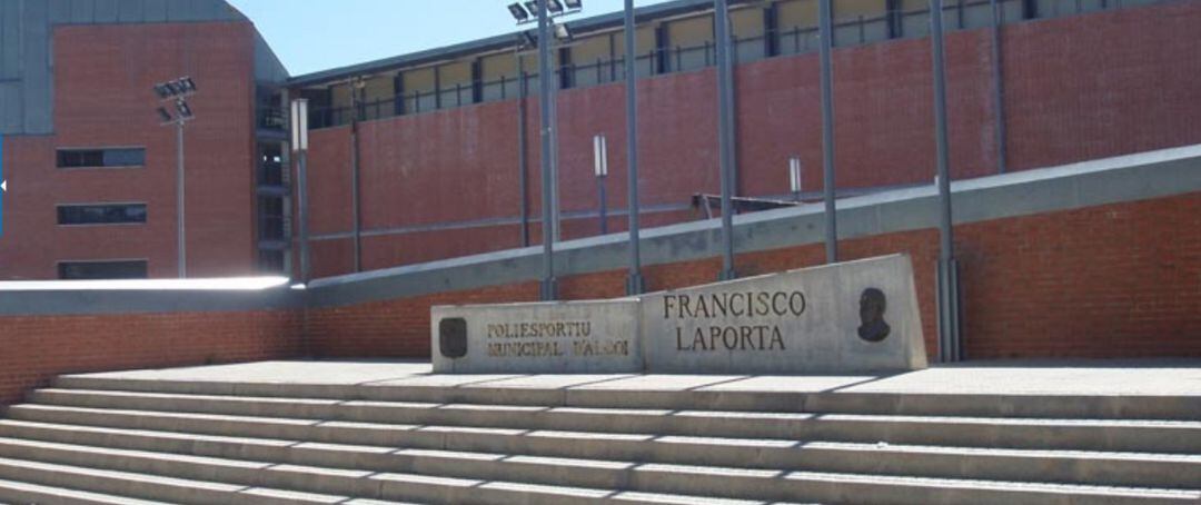 Entrada principal del polideportivo