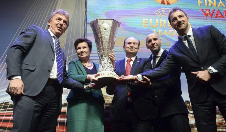 V01 VARSOVIA (POLONIA), 28/04/2015.- El presidente del Sevilla, José Castro (c), y su director general deportivo, Ramón Rodríguez 'Monchi' (2d), junto a la alcaldesa de Varsovia, Hanna Gronkiewicz-Waltz (2i), el presidente de la Asociación polaca de Fútbol, Zbigniew Boniek (i), y el embajador de la final, el exguardameta polaco Jerzy Dudek (d), durante la ceremonia de entrega del trofeo de la Liga Europa, de la que el equipo español es vigente campeón, en Varsovia, Polonia, hoy, 28 de abril de 2015. La final de la Liga Europa se disputará el próximo 27 de mayo en el Estadio Nacional de Varsovia. EFE/BARTLOMIEJ ZBOROWSKI PROHIBIDO SU USO EN POLONIA