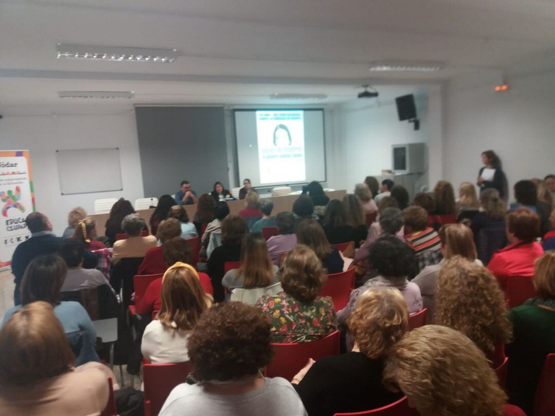 Aspecto que mostraba la Sala de Conferencias de la Casa de la Juventud, durante la intervención de la alcaldesa, M.ª Teresa García