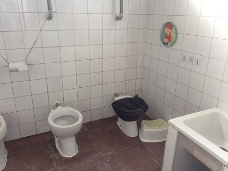 Uno de los baños precintados del C.P. Margarita Xirgú de Móstoles