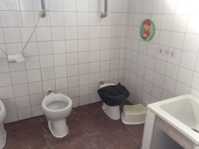 Uno de los baños precintados del C.P. Margarita Xirgú de Móstoles