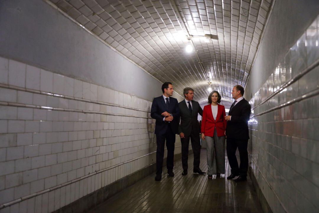 La presidenta de la Comunidad de Madrid, Díaz Ayuso (2d), el vicepresidente regional, Ignacio Aguado (i) y el consejero de Transportes, Movilidad e Infraestructuras, Ángel Garrido (2i) en el acto del centenario del metro de Madrid.