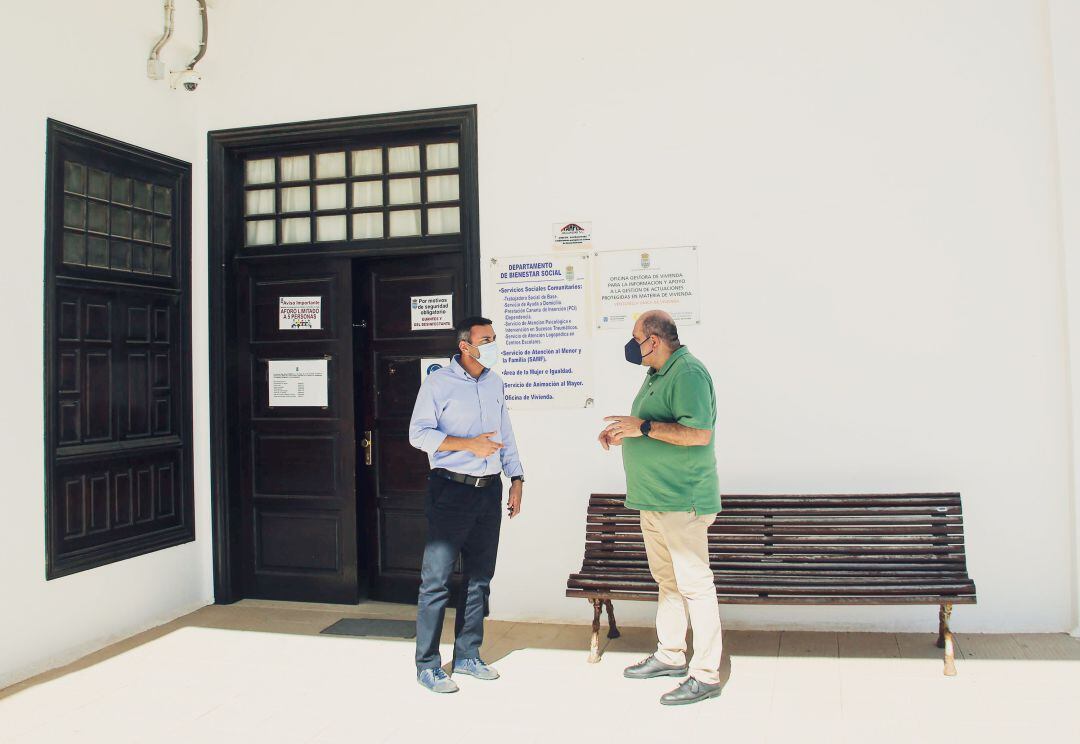 El alcalde de Teguise, Oswaldo Betancort, junto al concejal de Bienestar Social, Isidro Alonso.