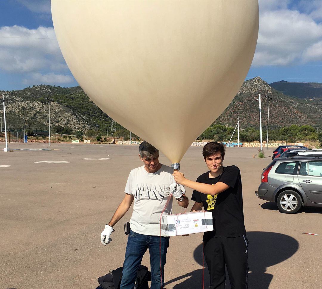 Tomás Gimeno, el alumno que ha logrado elevar un globo aerostático fabricado por él mismo hasta una altura de 2 kilómetros