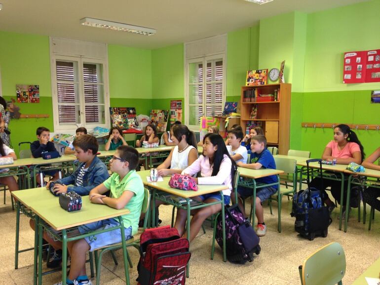 Alumnos del colegio Blas Sierra en su primer día de clase