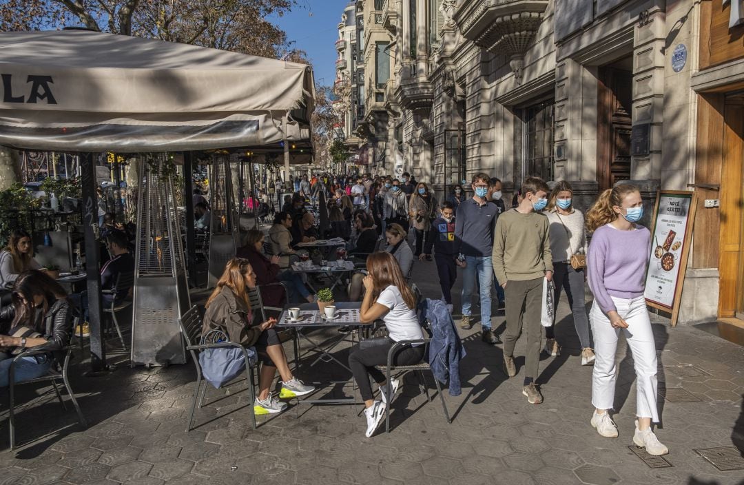 Imagen de archivo de varios ciudadanos paseando con las mascarillas puestas