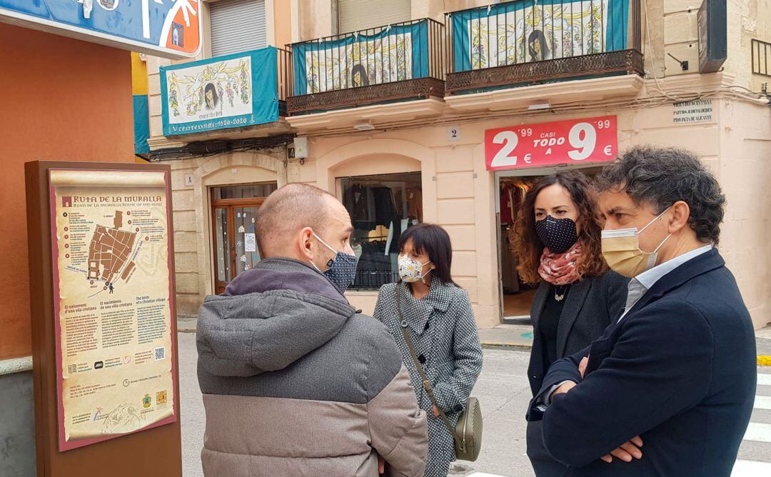 Iván Jover, Francesc Colomer, Mireia Estepa i Eugenia Miguel visitando la localidad