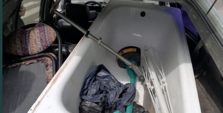 Interior del vehículo interceptado por la Policía Local