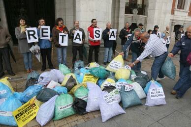 Manifestación de vecinos en la Plaza Mayor contra la nueva tasa de basuras que se pagará en septiembre
