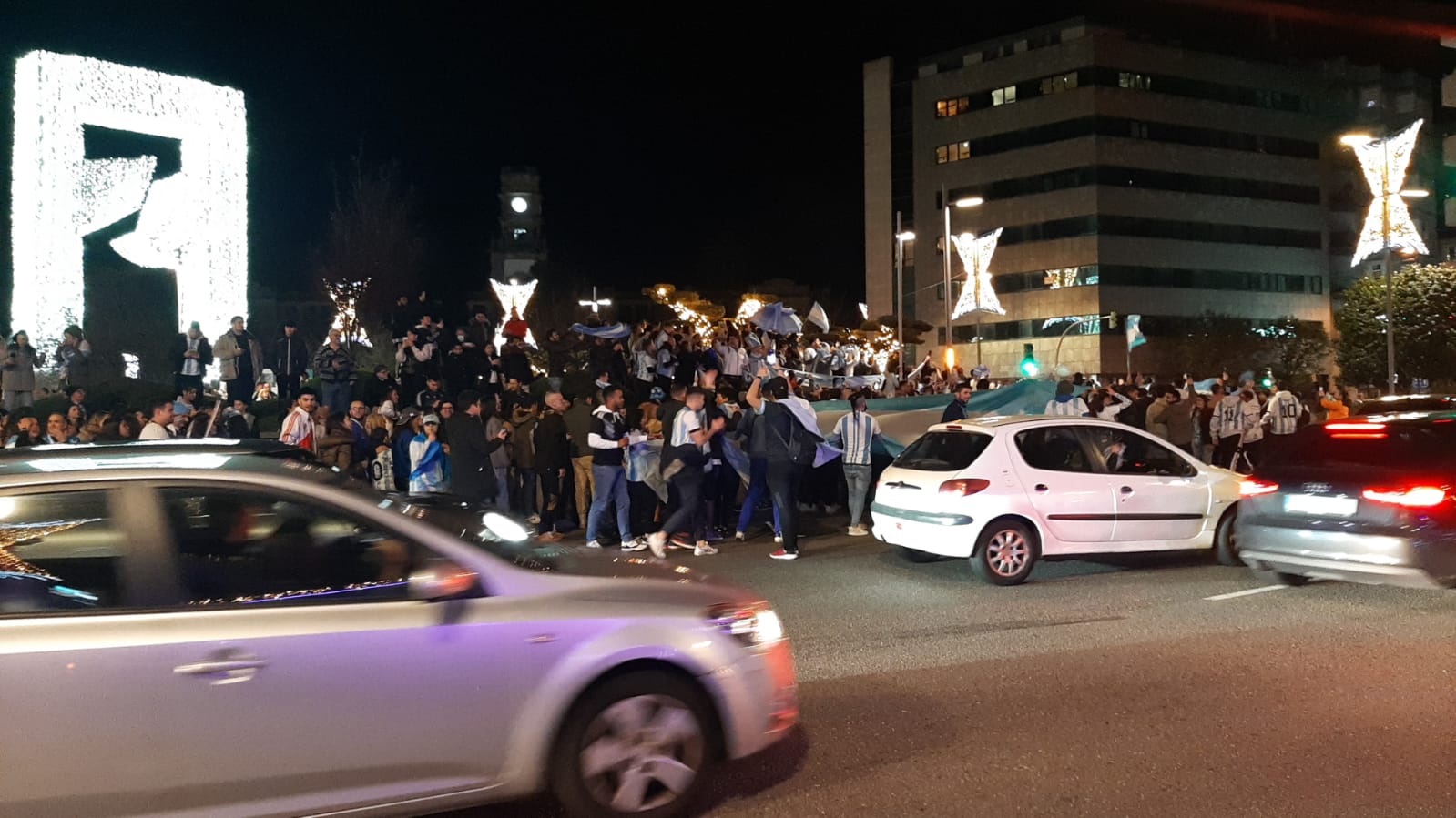 Aficionados en Plaza de América celebrando la victoria de Argentina.