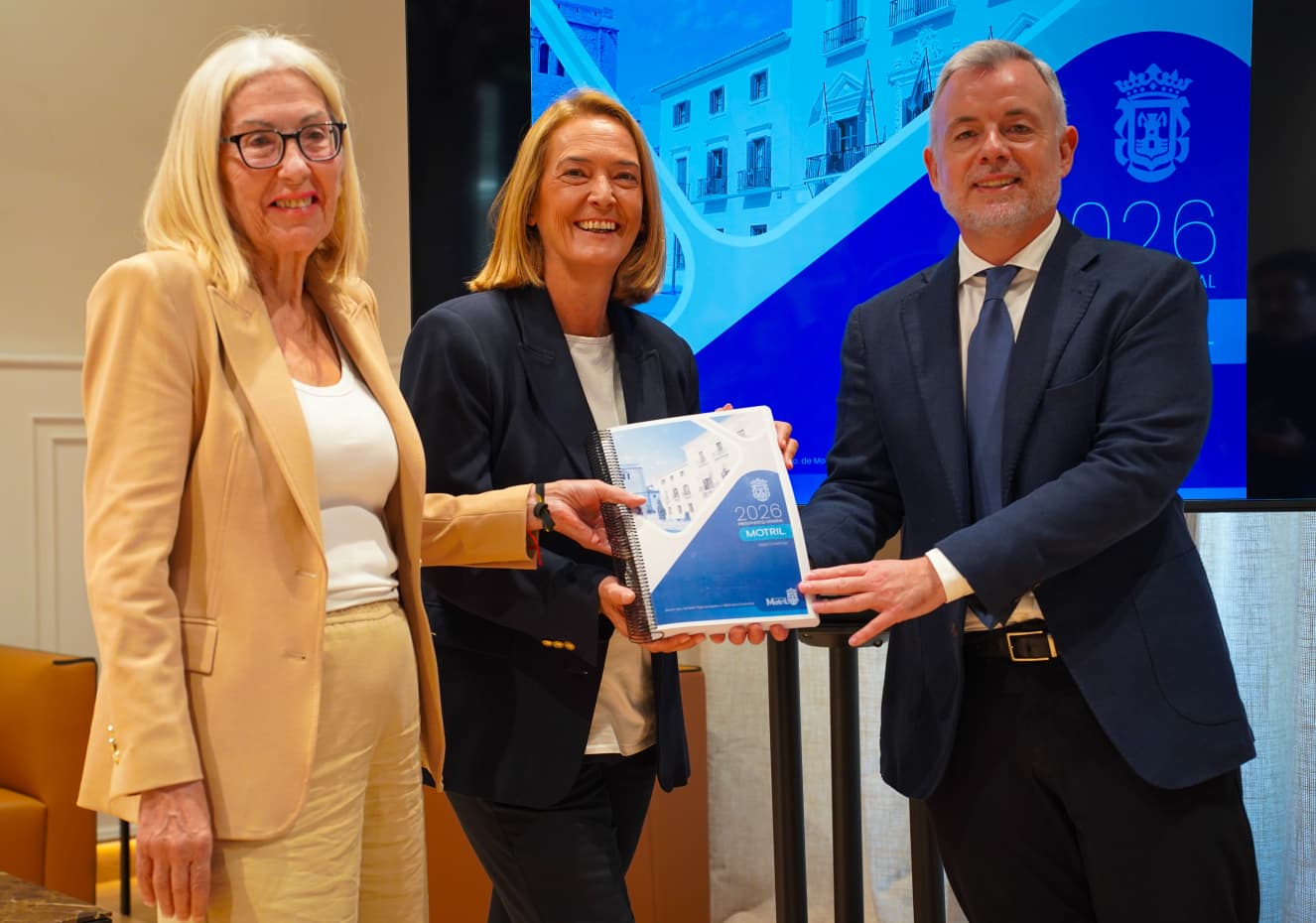 La alcaldesa de Motril, Luisa García, junto a los tenientes alcaldes, Nicolás Navarro y Mara Escámez, presentan los presupuestos para 2026