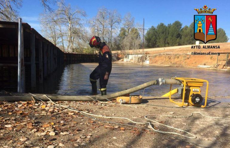 Trabajos con equipos de achique de Protección Civil en el santuario de Belén donde varias zonas están completamente anegadas