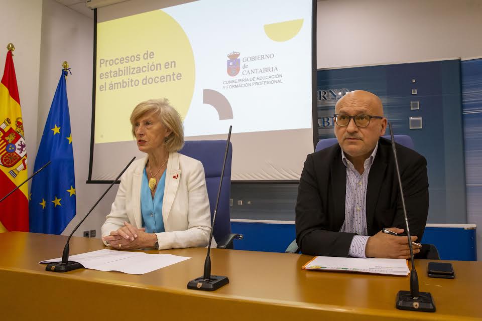 La consejera de Educación y Formación Profesional, Marina Lombó, informando sobre los procesos de estabilización en el ámbito docente.