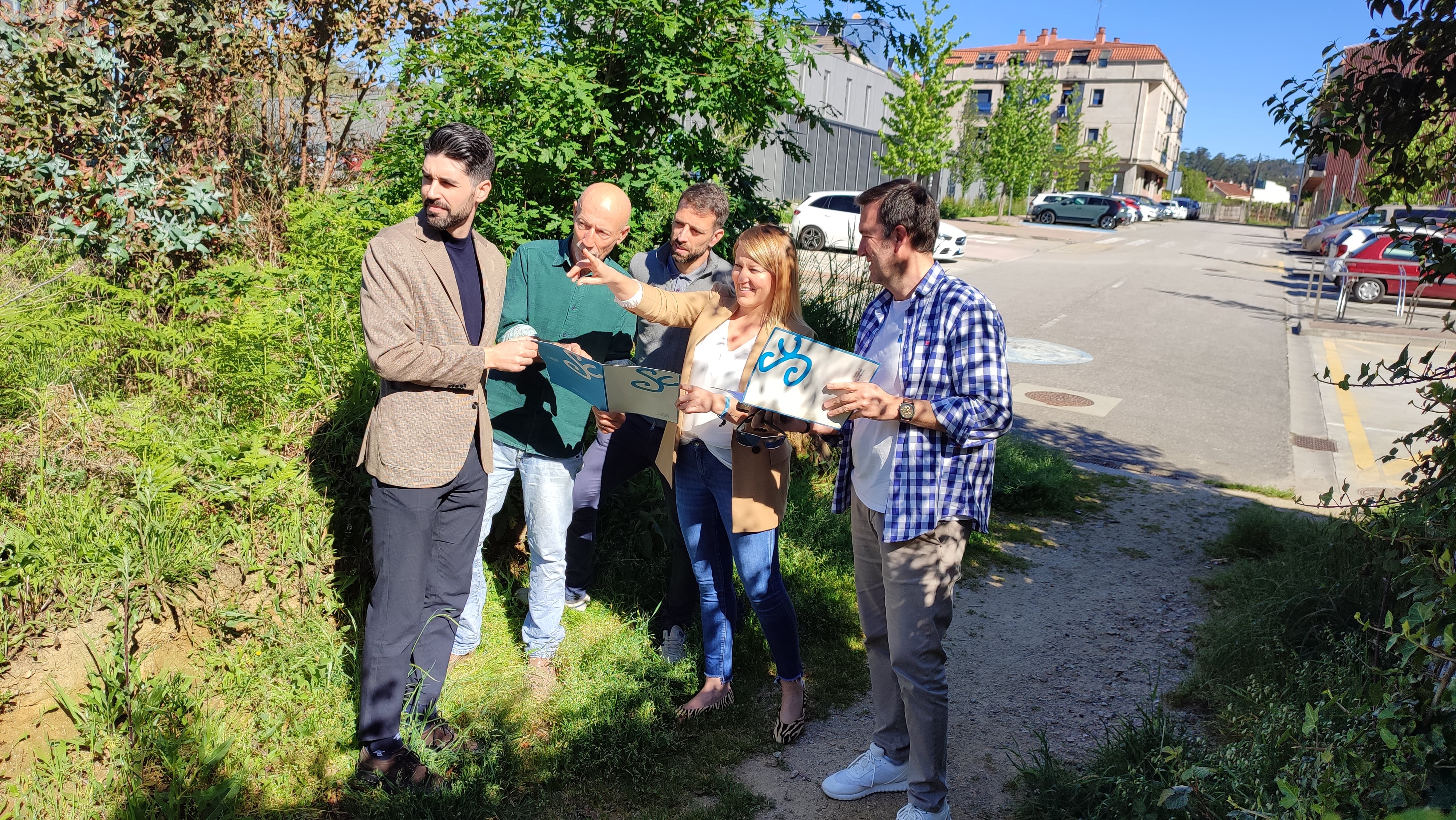 La alcaldesa de Salceda, Loli Castiñeira, junto a técnicos municipales visitando la zona que gana el Concello para construir equipamientos